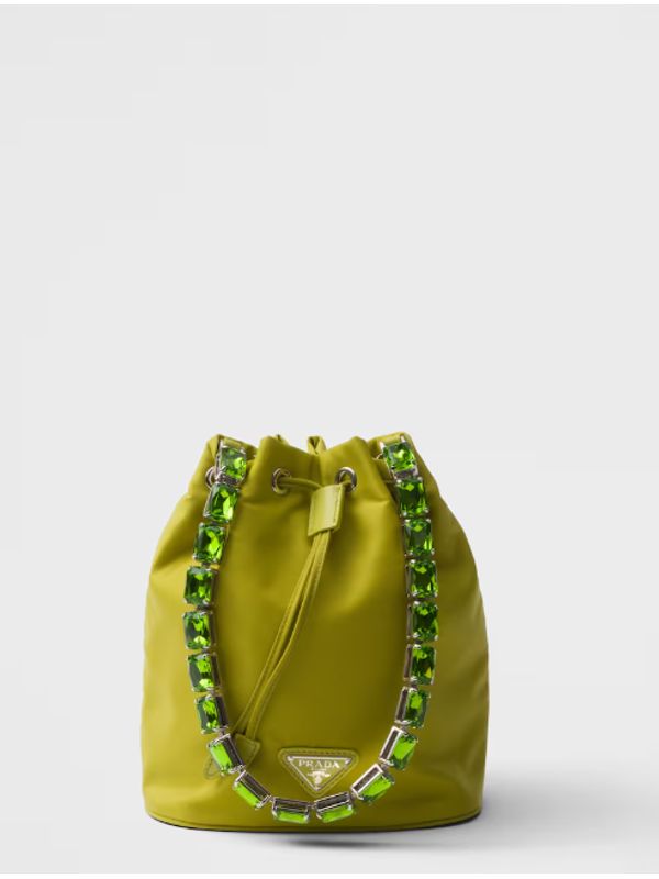 프라다(PRADA) 크리스탈 스트랩 삼각 로고 리나일론 미니 버킷백
