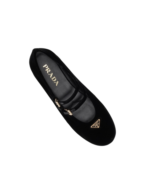 프라다(PRADA) 삼각 로고 더블 스트랩 벨벳 플랫 슈즈