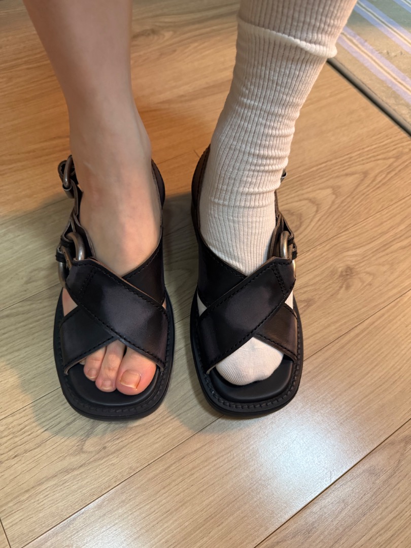 미우미우(MIU MIU) 로고 버클 레더 샌들 5X201E F040 3F33 F0002